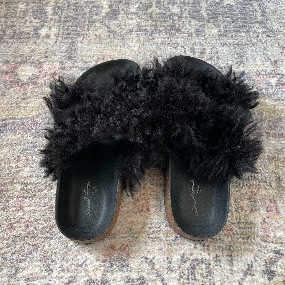 Universal Thread Fuzzy Black Slides - Picture 3 of 6